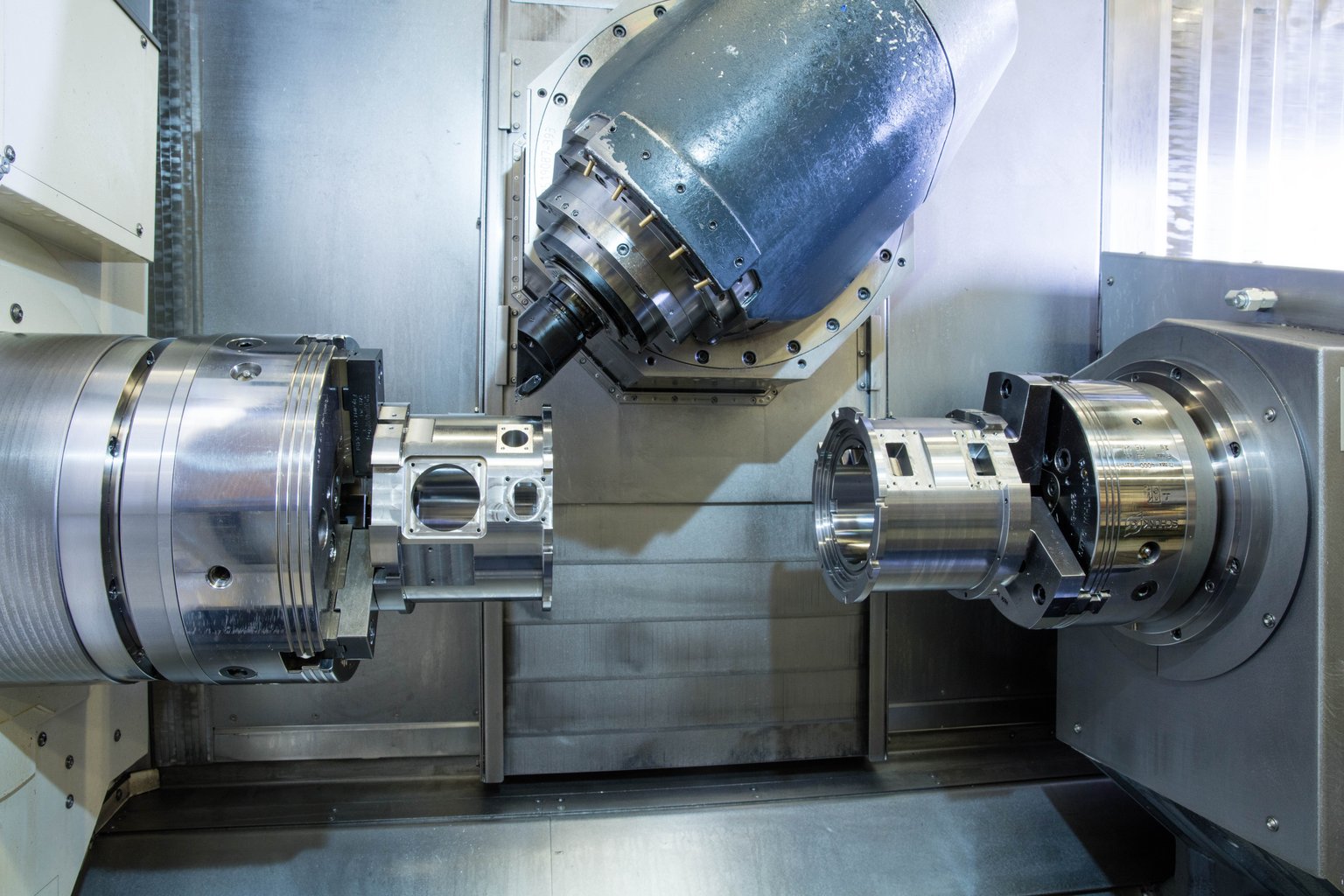 5-Achs-Fräsmaschine ist auf ein Bauteil ausgerichtet